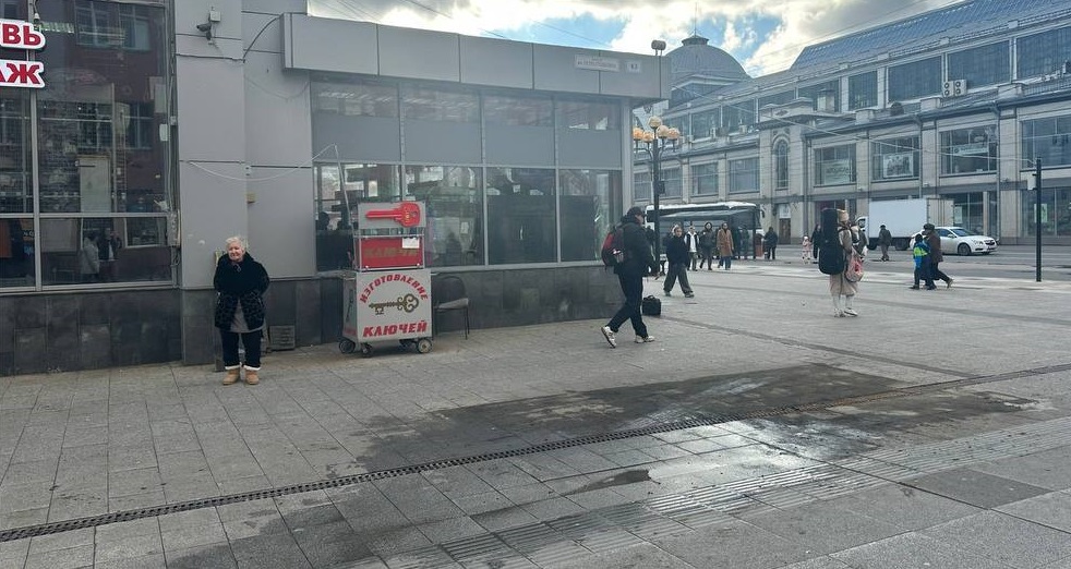 В Саратове снесли цветочный ларек возле «Детского мира»